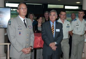 Antony Beevor receiving the prize at the Festival International du Livre Militaire